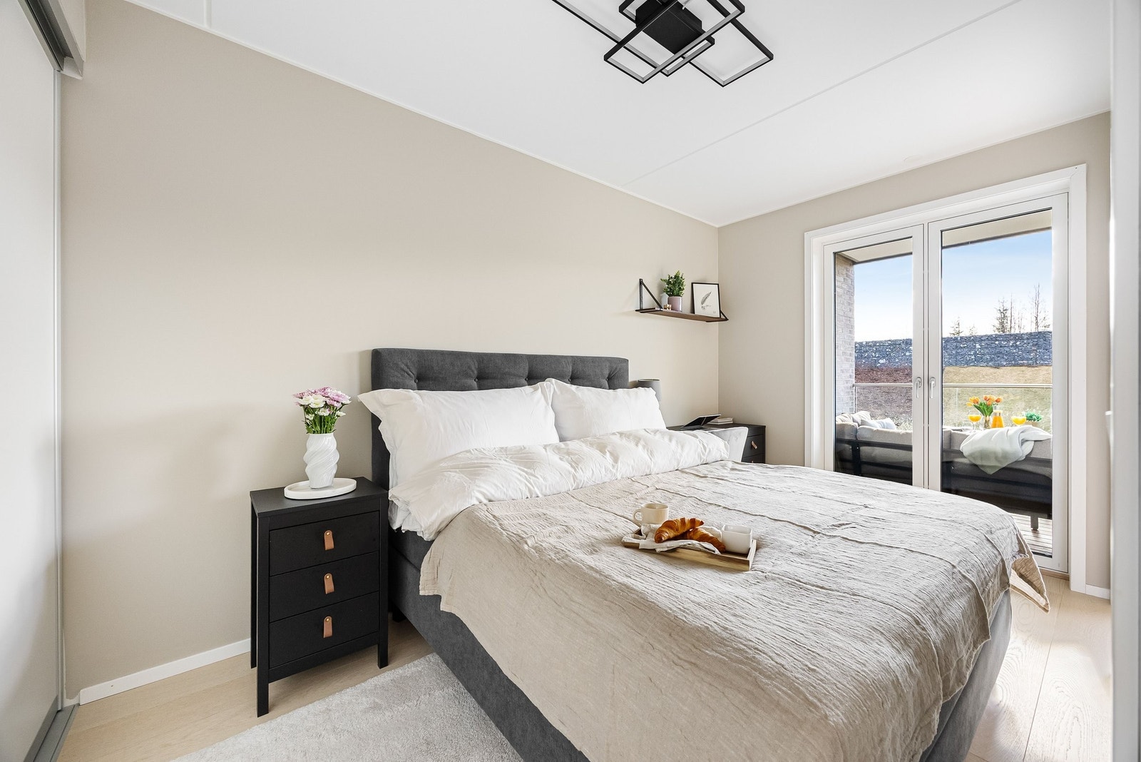 Hyggelig og romslig soverom malt i en delikat soothing beige farge Galleribilde