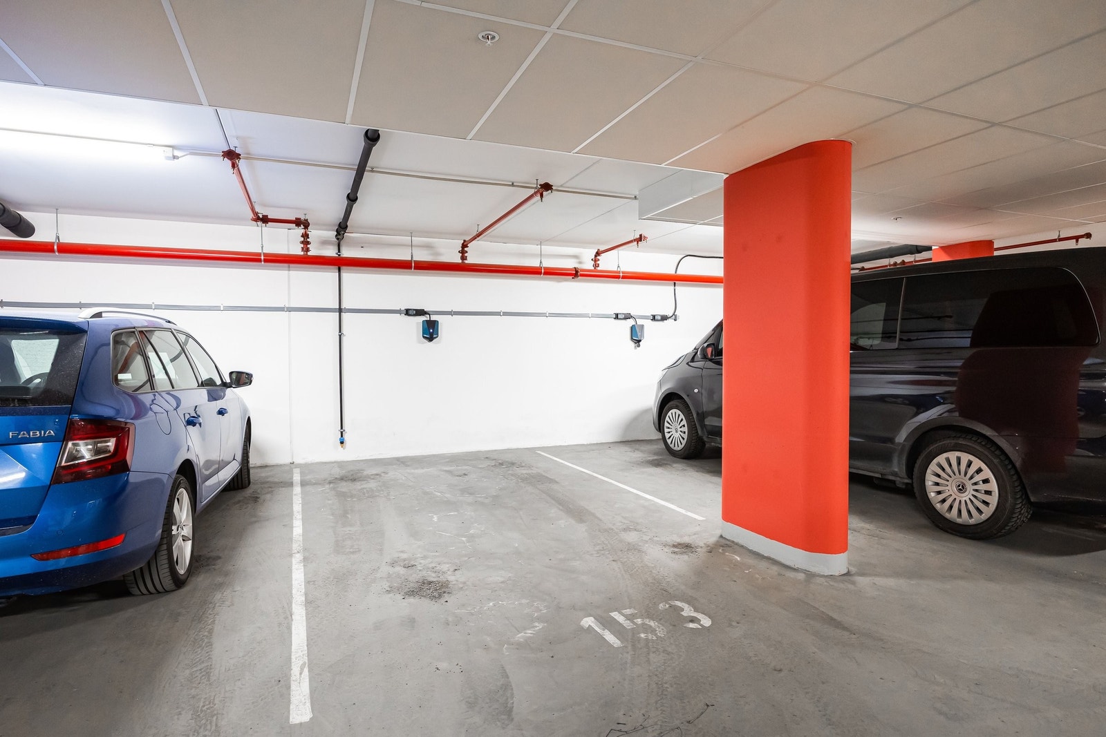 Egen parkeringsplass med elbil-lader Galleribilde