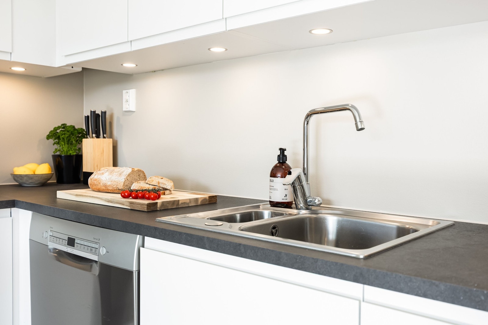 Spotter og dimmer på kjøkkenet sørger for bra belysning Galleribilde