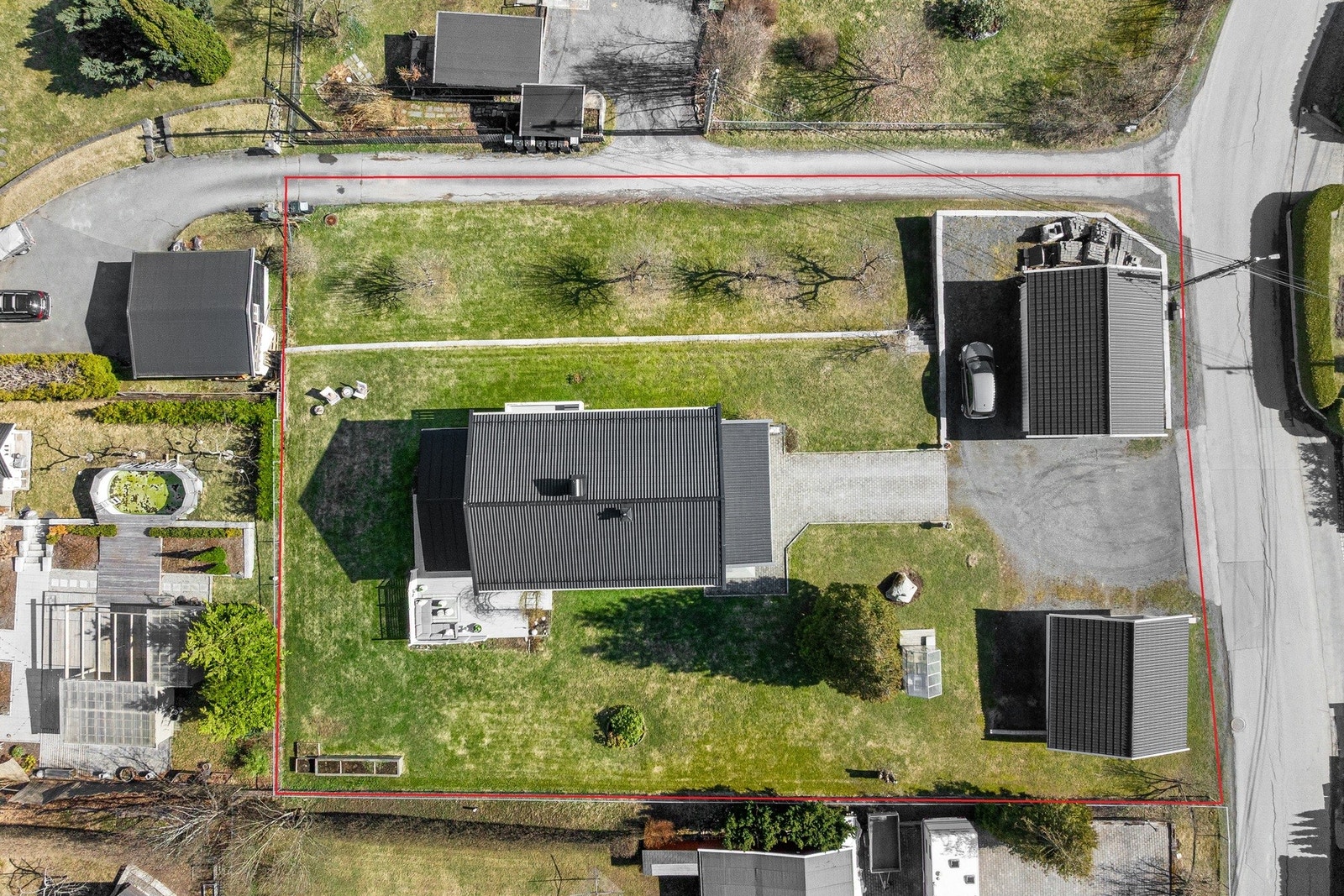 Stor, flott opparbeidet tomt - 1 776 m² Galleribilde