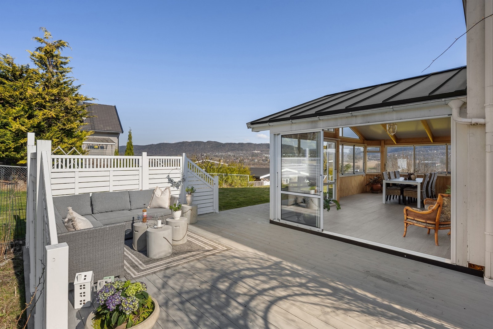 Flott, skjermet uteplass med terrasse og flott hagestue Galleribilde