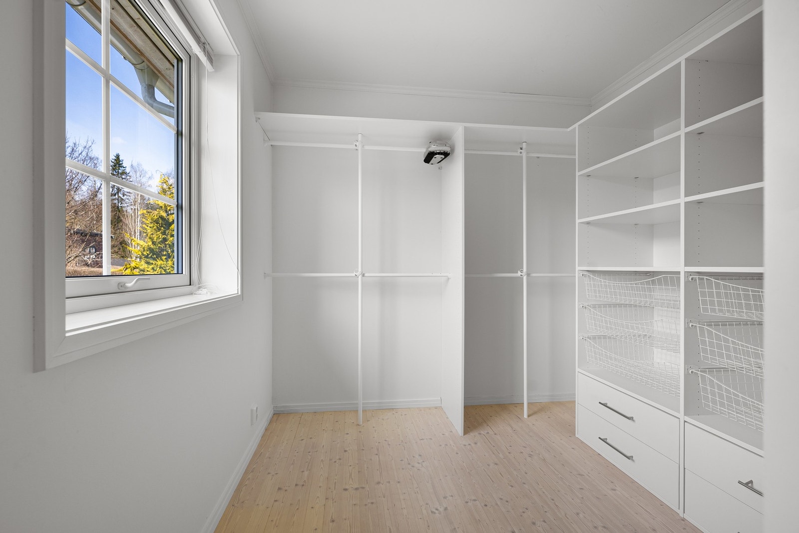 Walk-in garderobe i tilknytning til bad Galleribilde