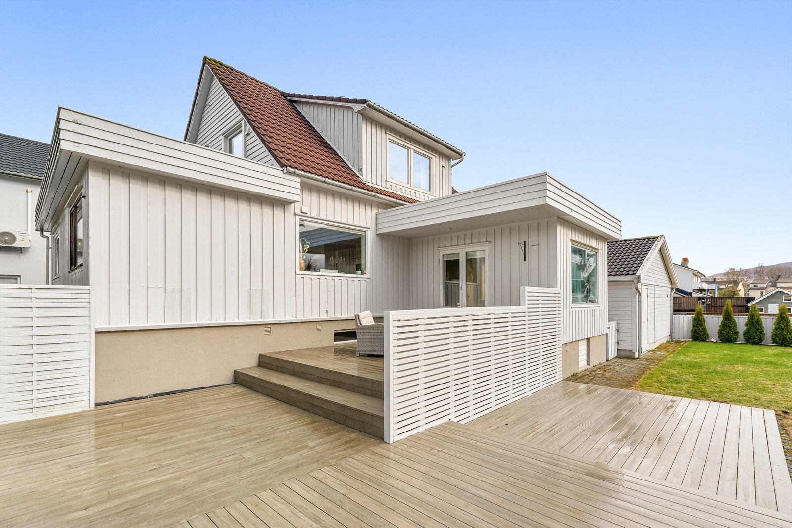 Stor og solrik terrasse, perfekt for avslapning og hyggelige sammenkomster i sommerhalvåret. Galleribilde