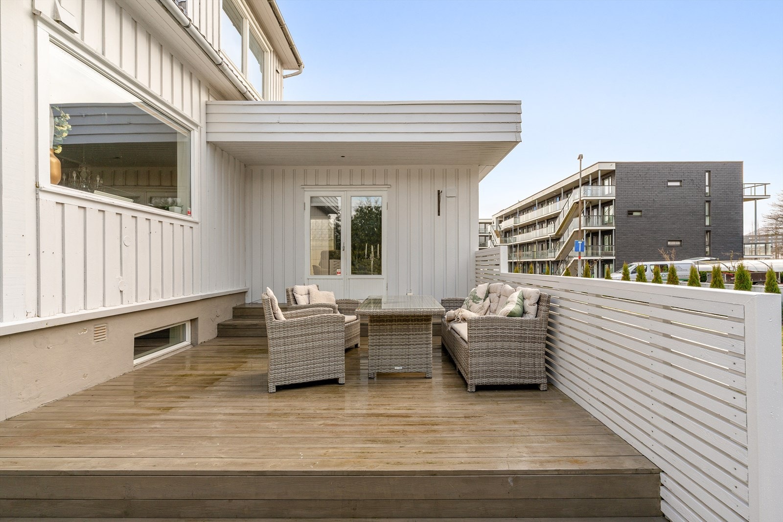 Stor og solrik terrasse med god plass til utemøbler og sosiale sammenkomster. Galleribilde