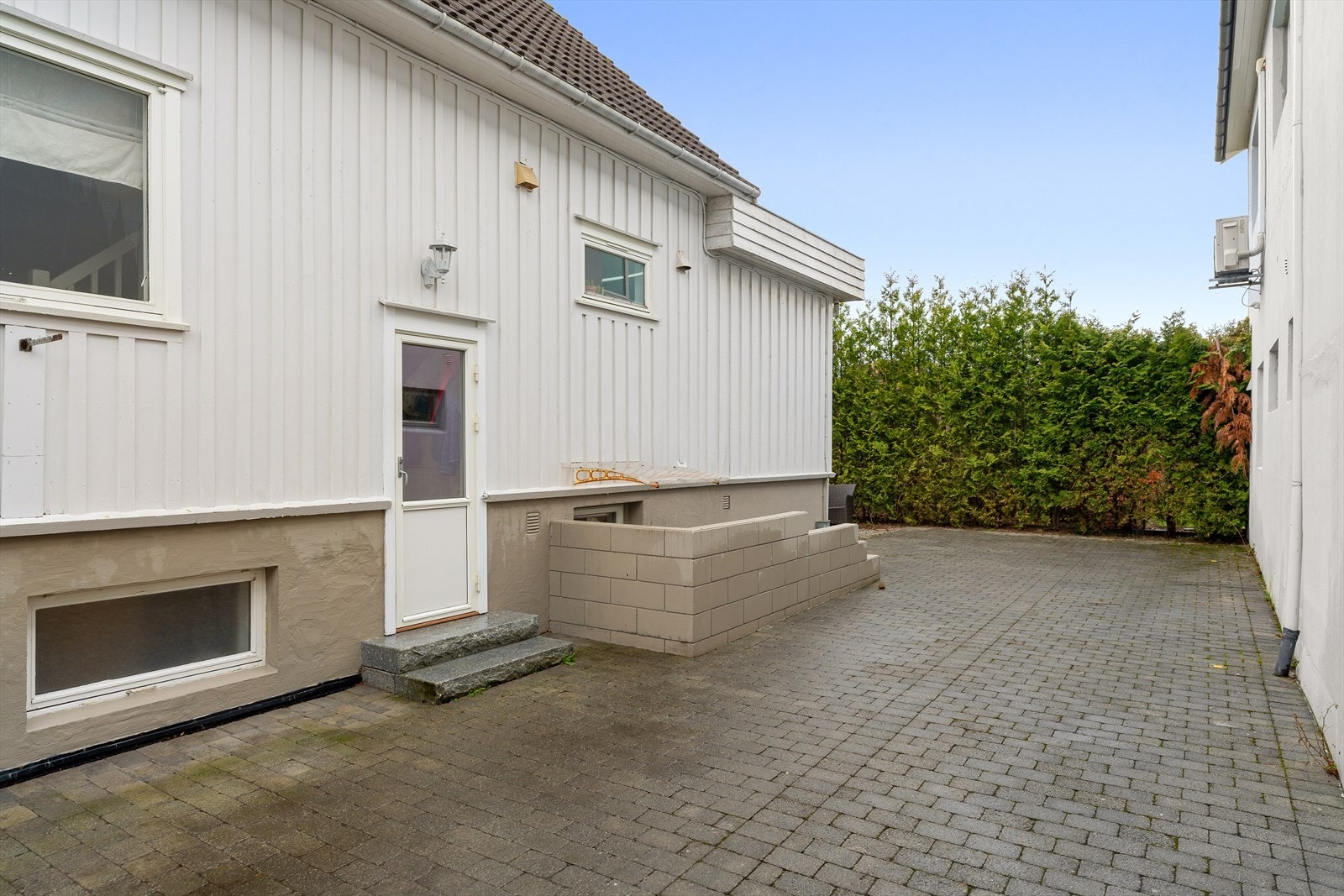 Praktisk og skjermet bakgård med belegningsstein. Galleribilde