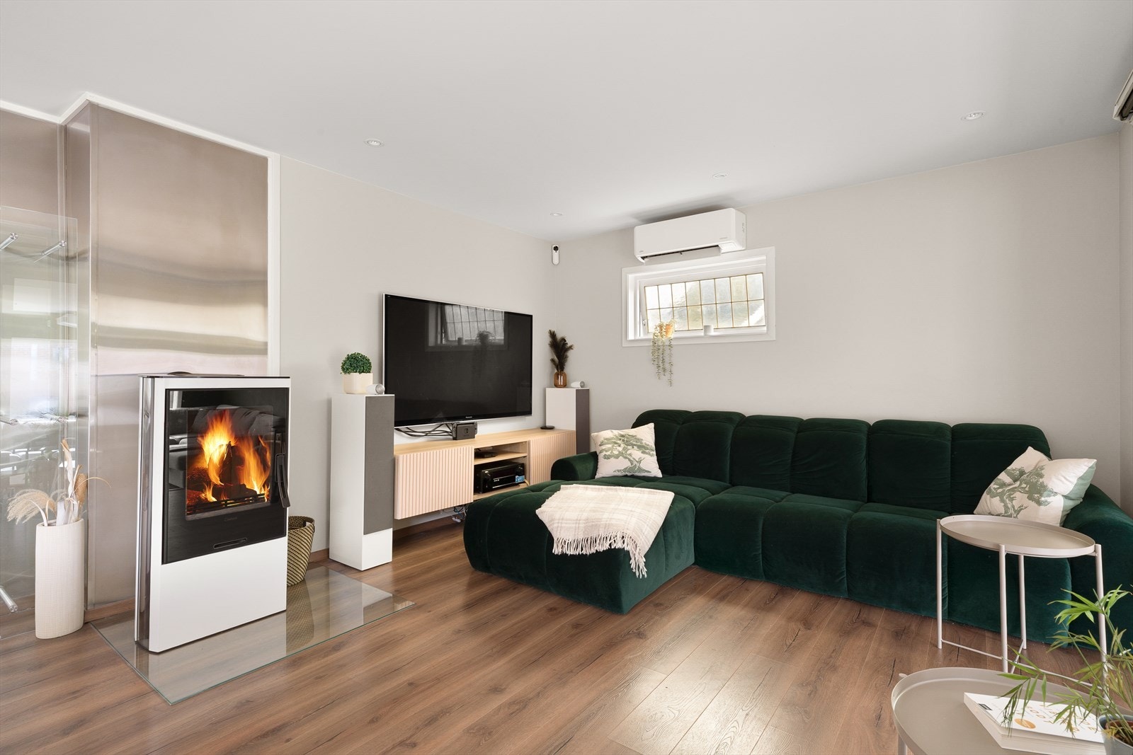 Innbydende TV-stue med moderne peis som gir både varme og stemning. Galleribilde