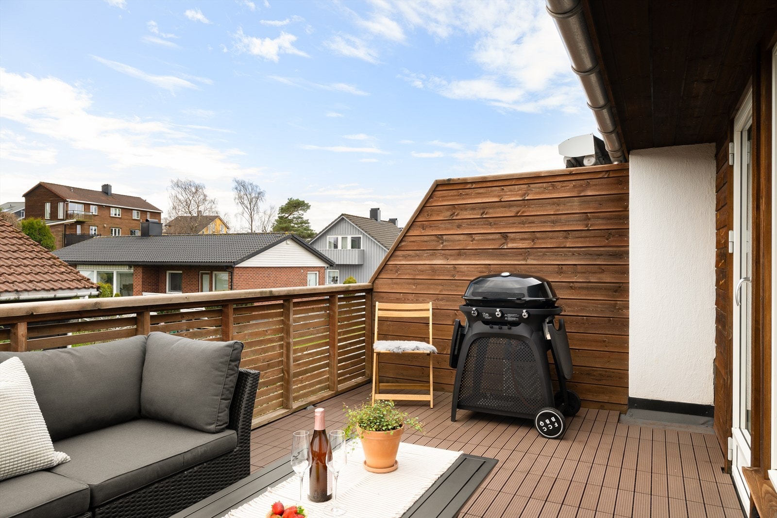 Solrik balkong med god plass til utemøbler og grill. Galleribilde
