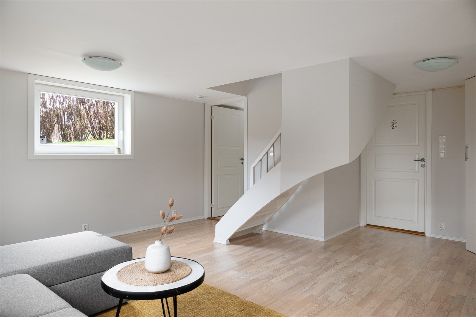 Praktisk kjellerstue med egen kjellerutgang. Galleribilde