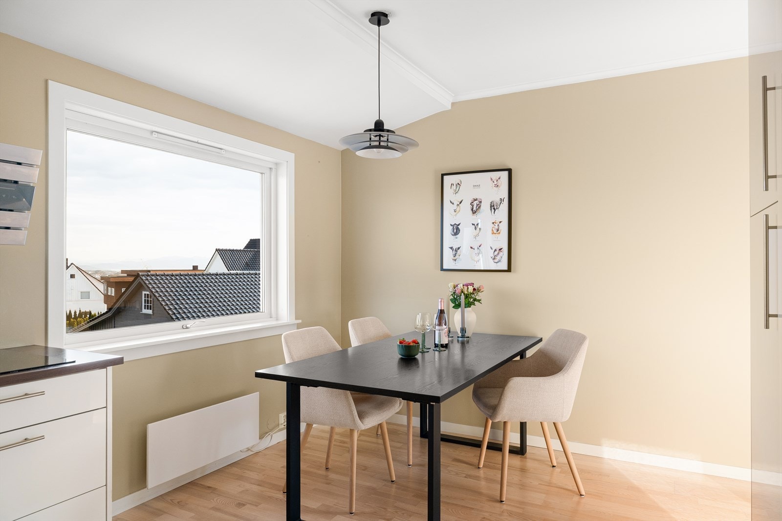 Det er god plass til spisebord på kjøkkenet. Galleribilde