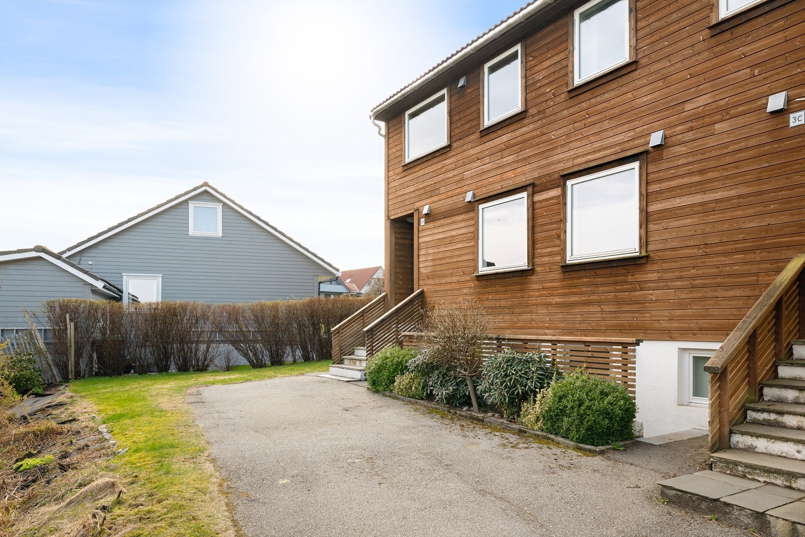 Det medfølger en parkeringsplass på felles oppstillingsplass. Selger har montert elbillader på husvegg ved inngagsparti Galleribilde