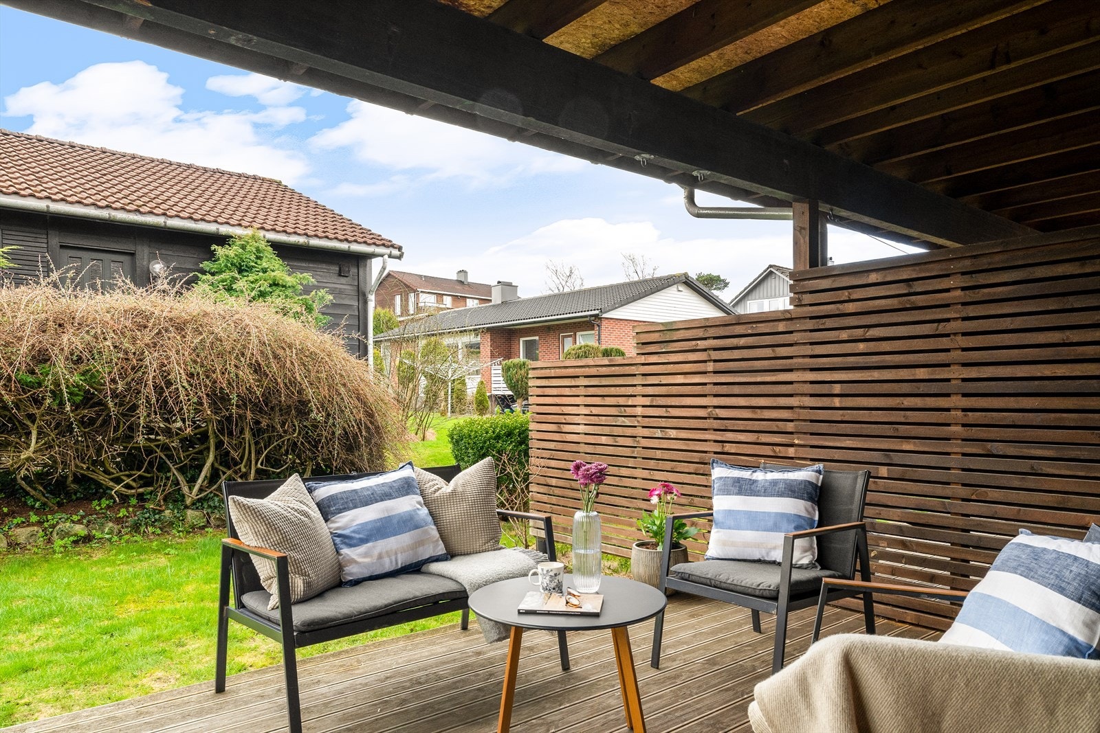 Delvis overbygget terrasseplatting med gode solforhold. Galleribilde