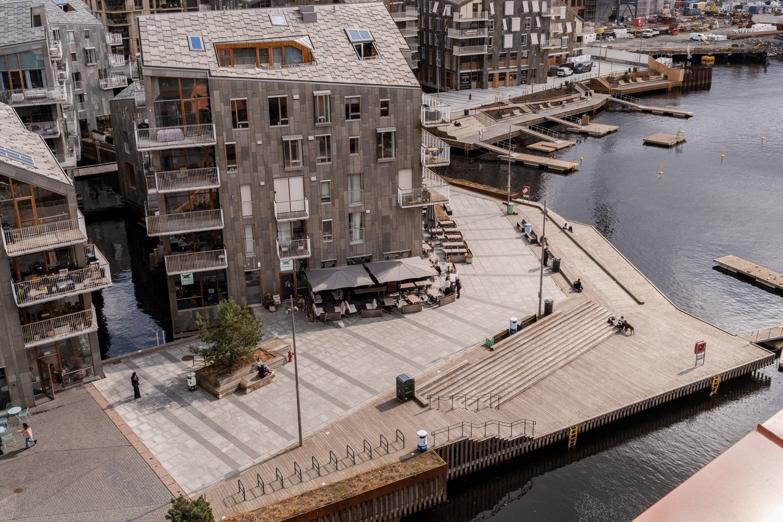 Vannkunsten sett fra takterrassen. Galleribilde