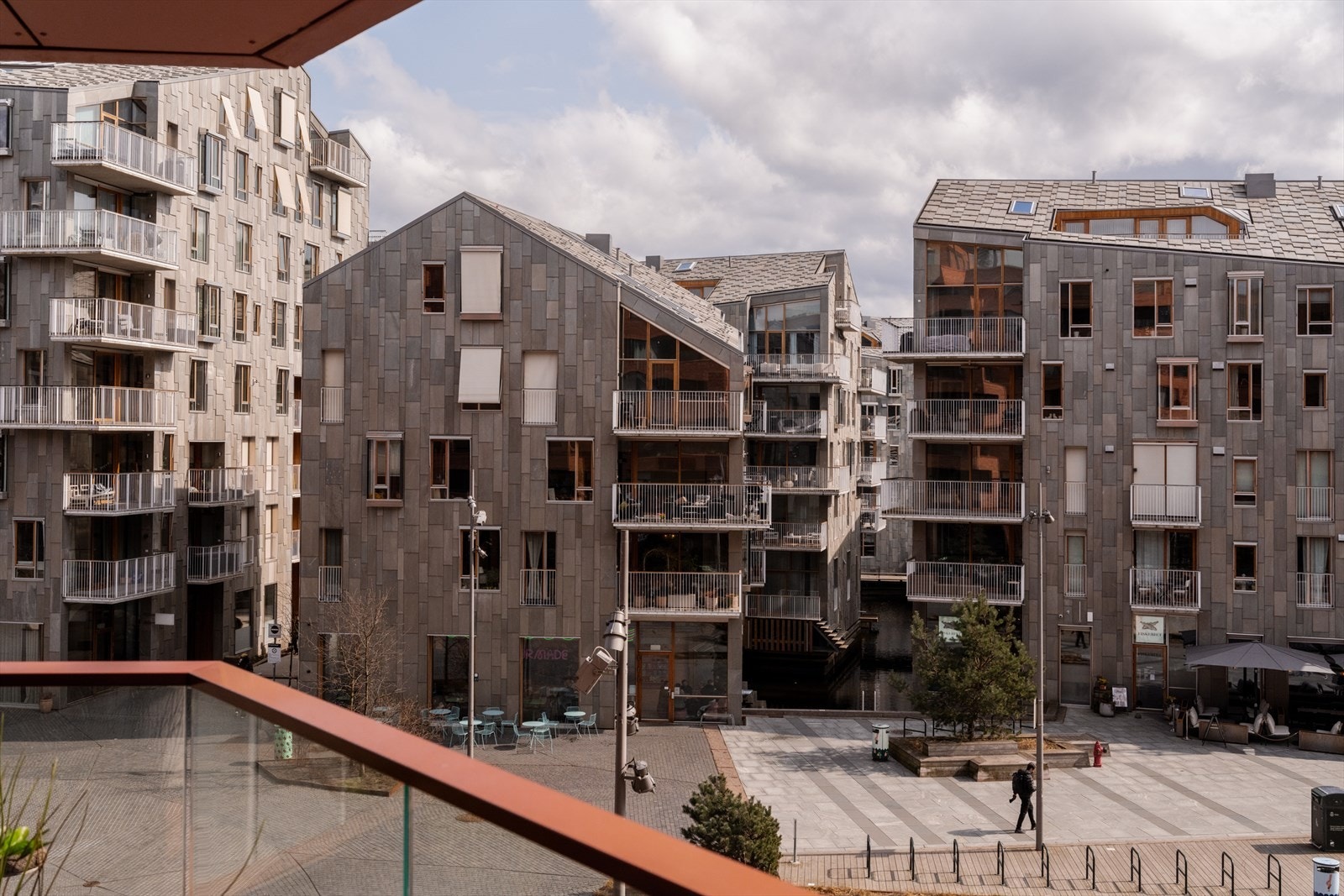 Beliggende i byggets 3. etasje med åpen og moderne planløsning, store vinduer og god romfølelse. Galleribilde