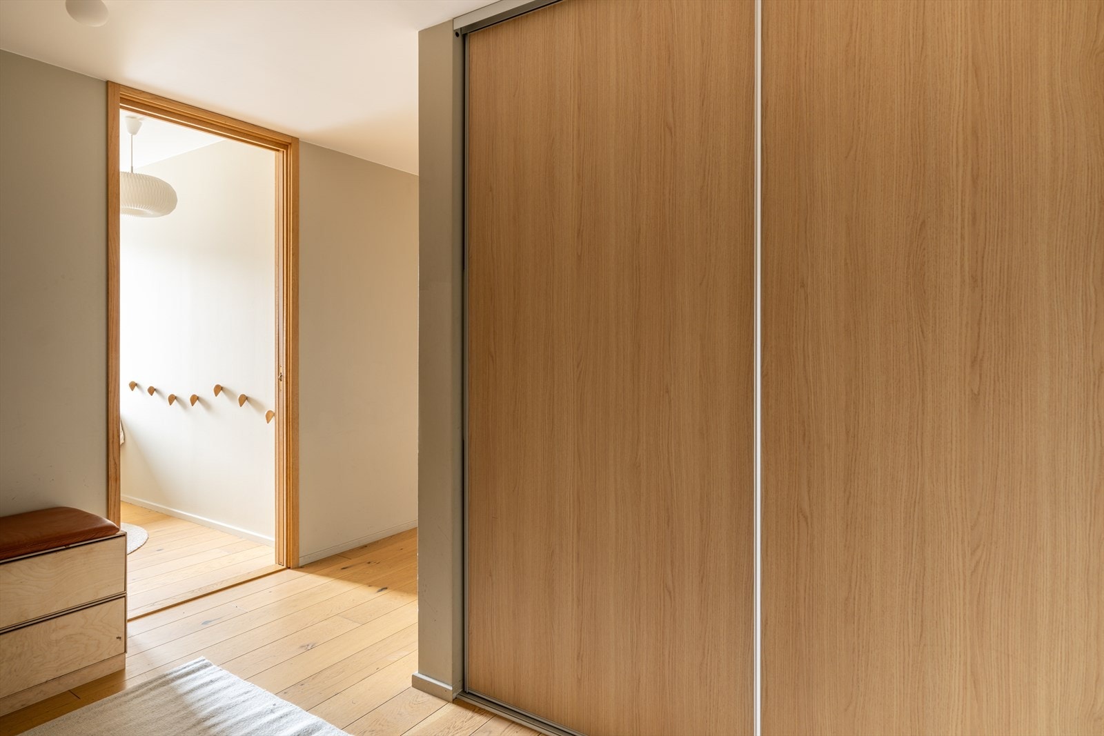 Stor skyvedørsgarderobe i entré. Galleribilde