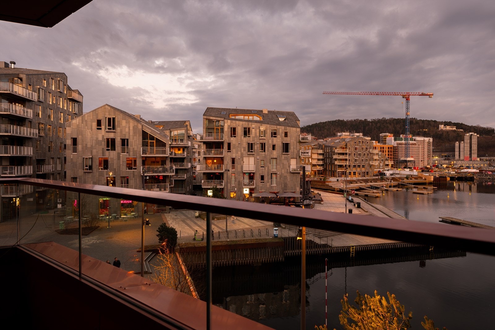 Flott intern beliggenhet tett på vannet. Galleribilde
