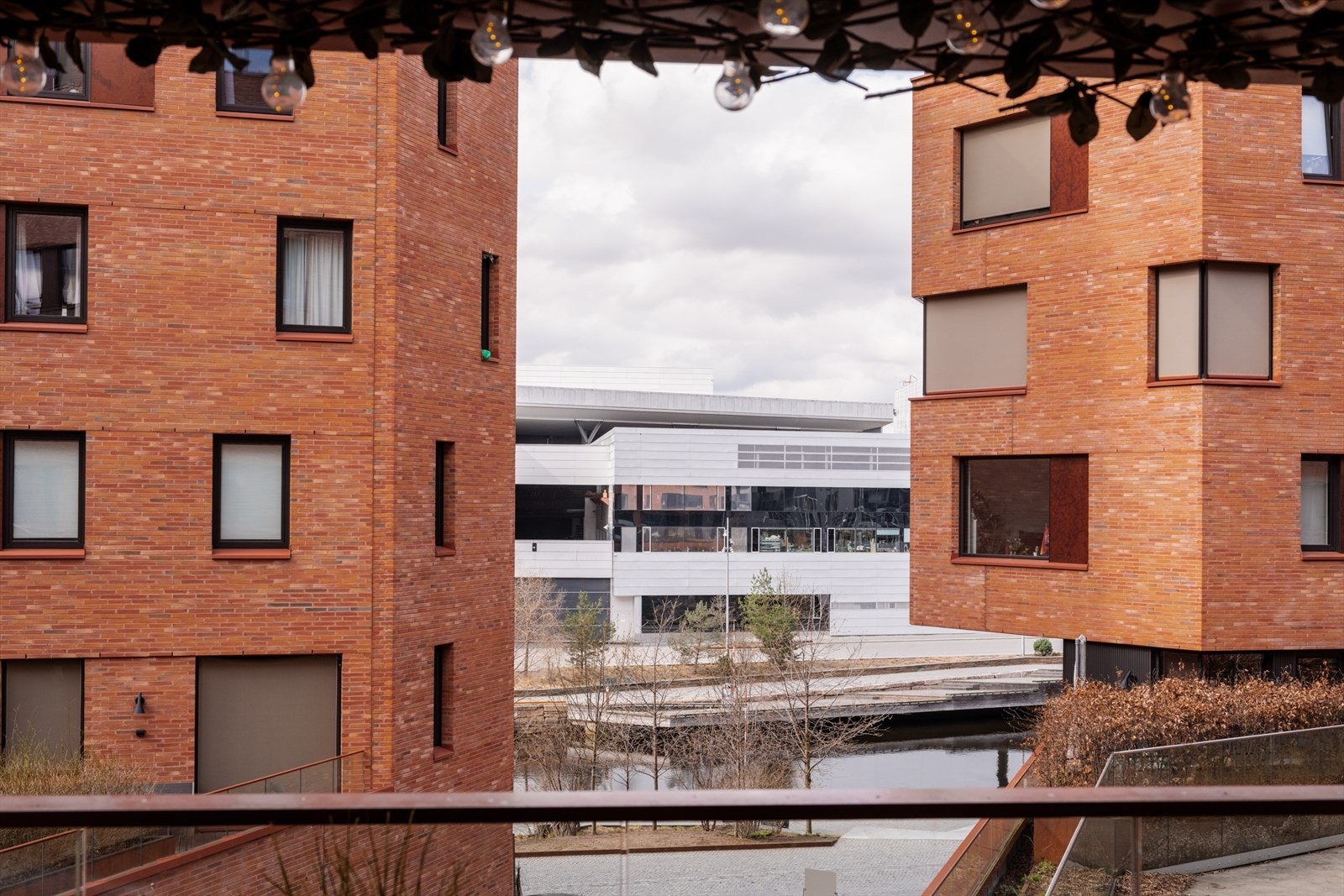 Prosjektet er tegnet av prisbelønte Lund+Slaatto Arkitekter hvor det er lagt stor vekt på gode lysforhold og utsikt til fjorden. Galleribilde