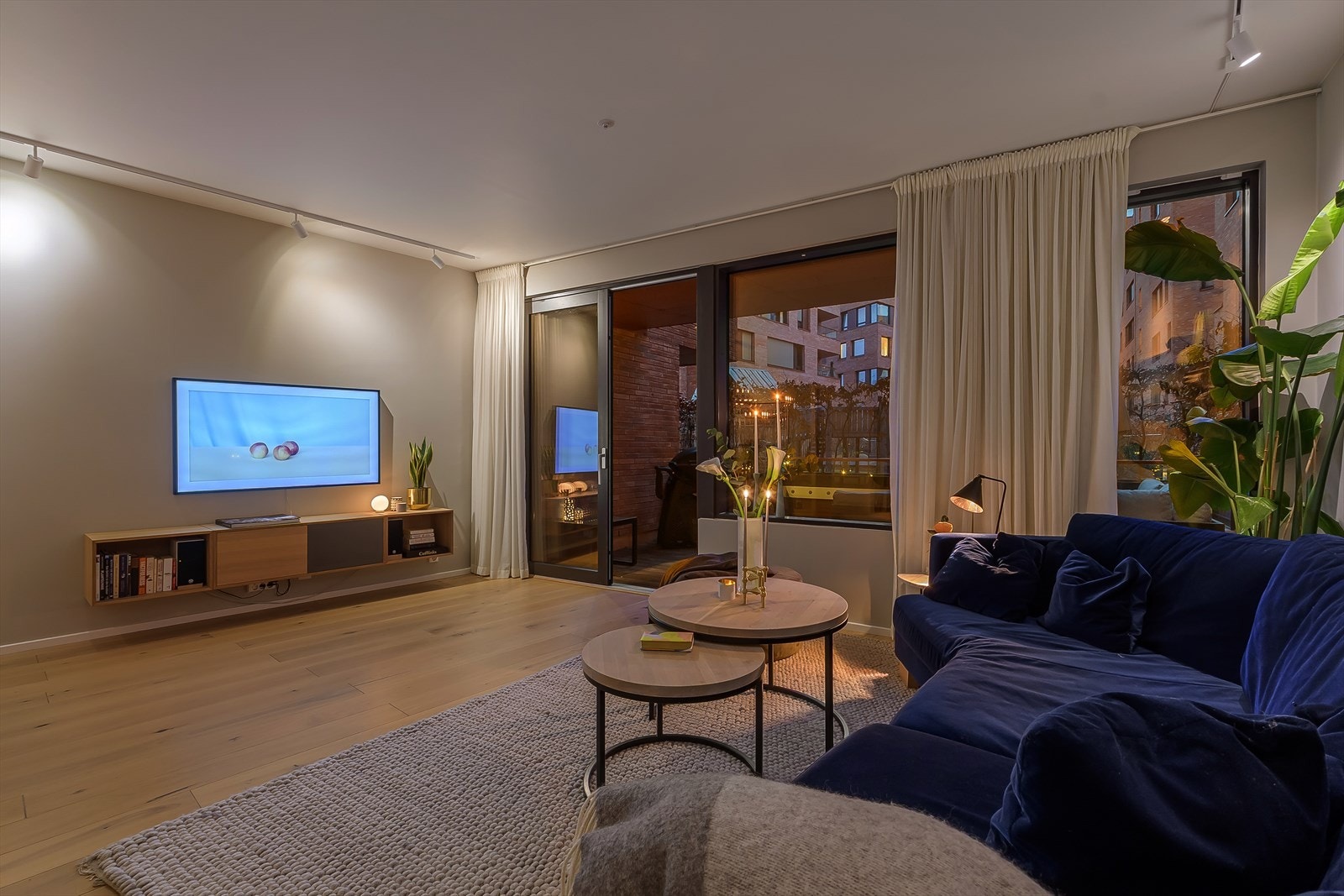 Stuen har god plass til sofagruppe, TV-møblement og spisebord. Galleribilde