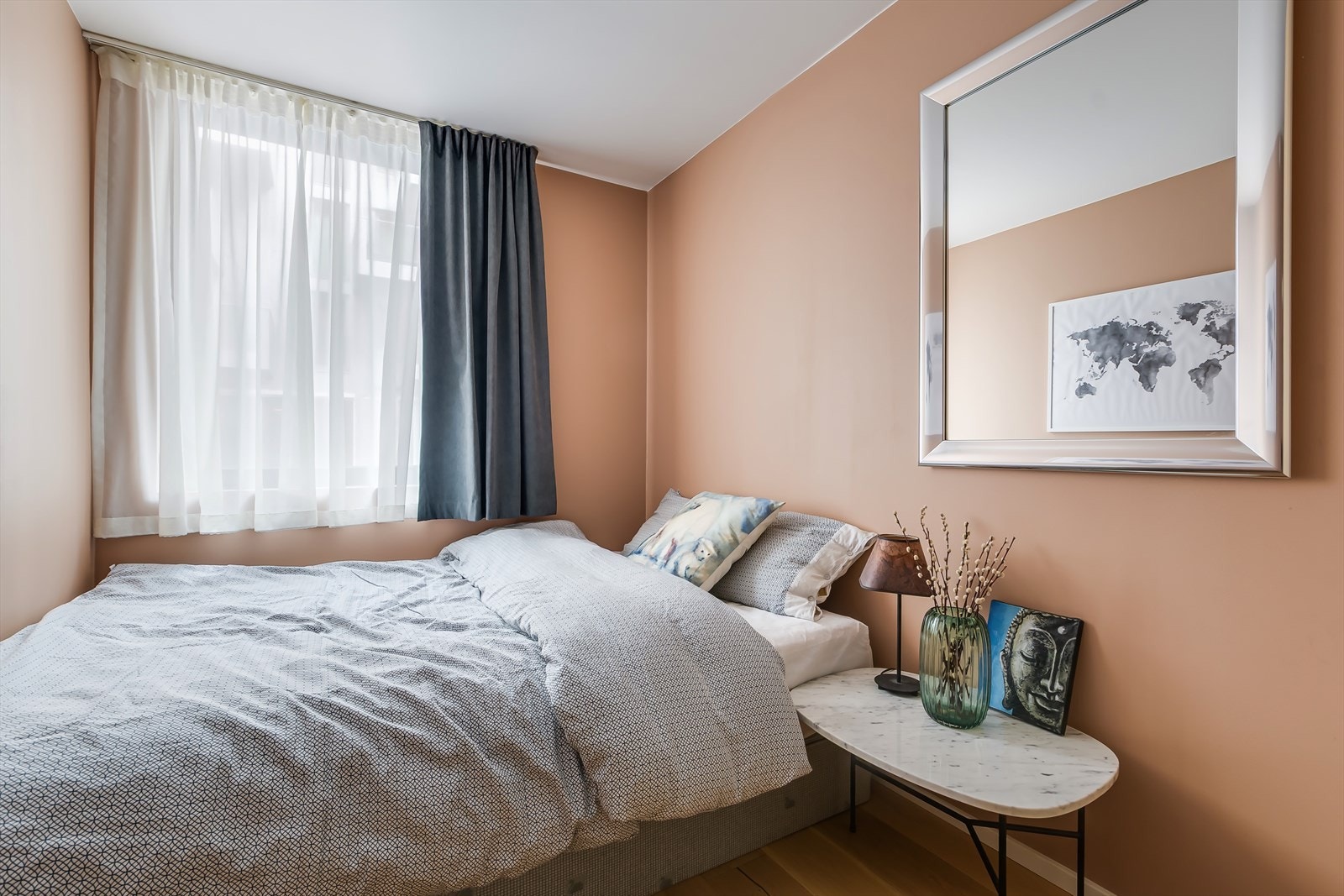 Rommet er av god størrelse og har plass til seng, kommode og annet ønsket møblement. Galleribilde