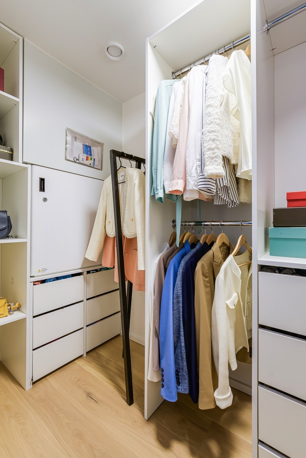 Praktisk walk-garderobe tilknyttet hoved soverommet. Galleribilde