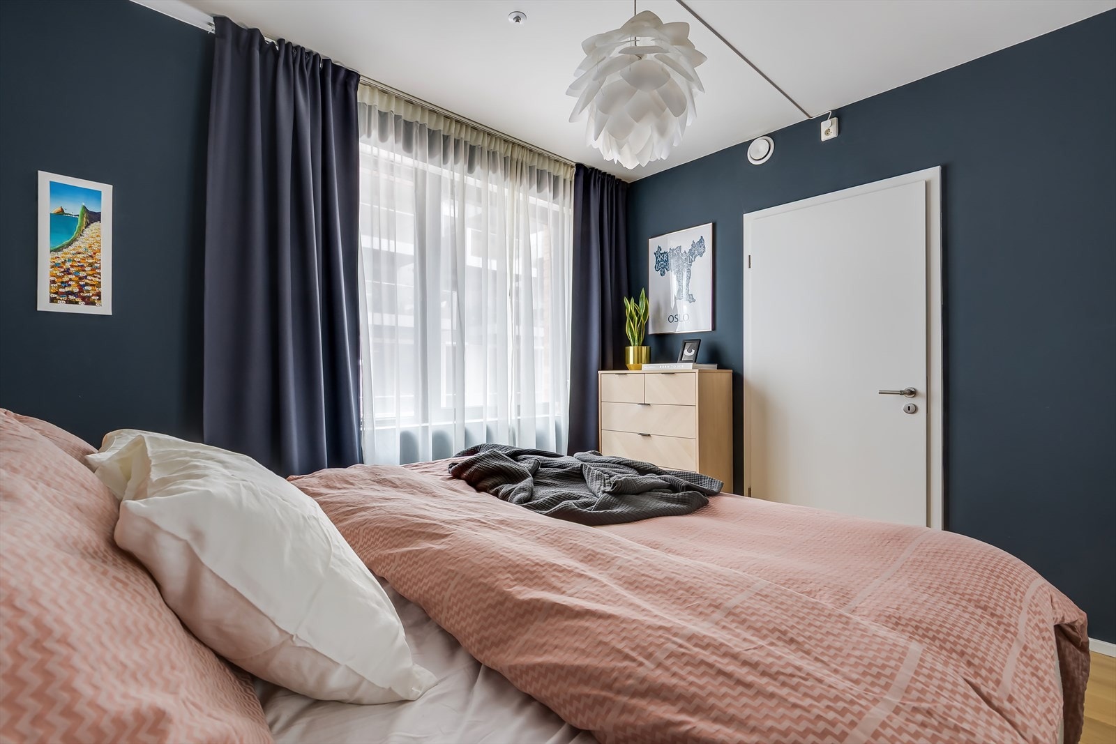 Rommet er direkte tilknyttet en praktisk walk-in garderobe. Galleribilde