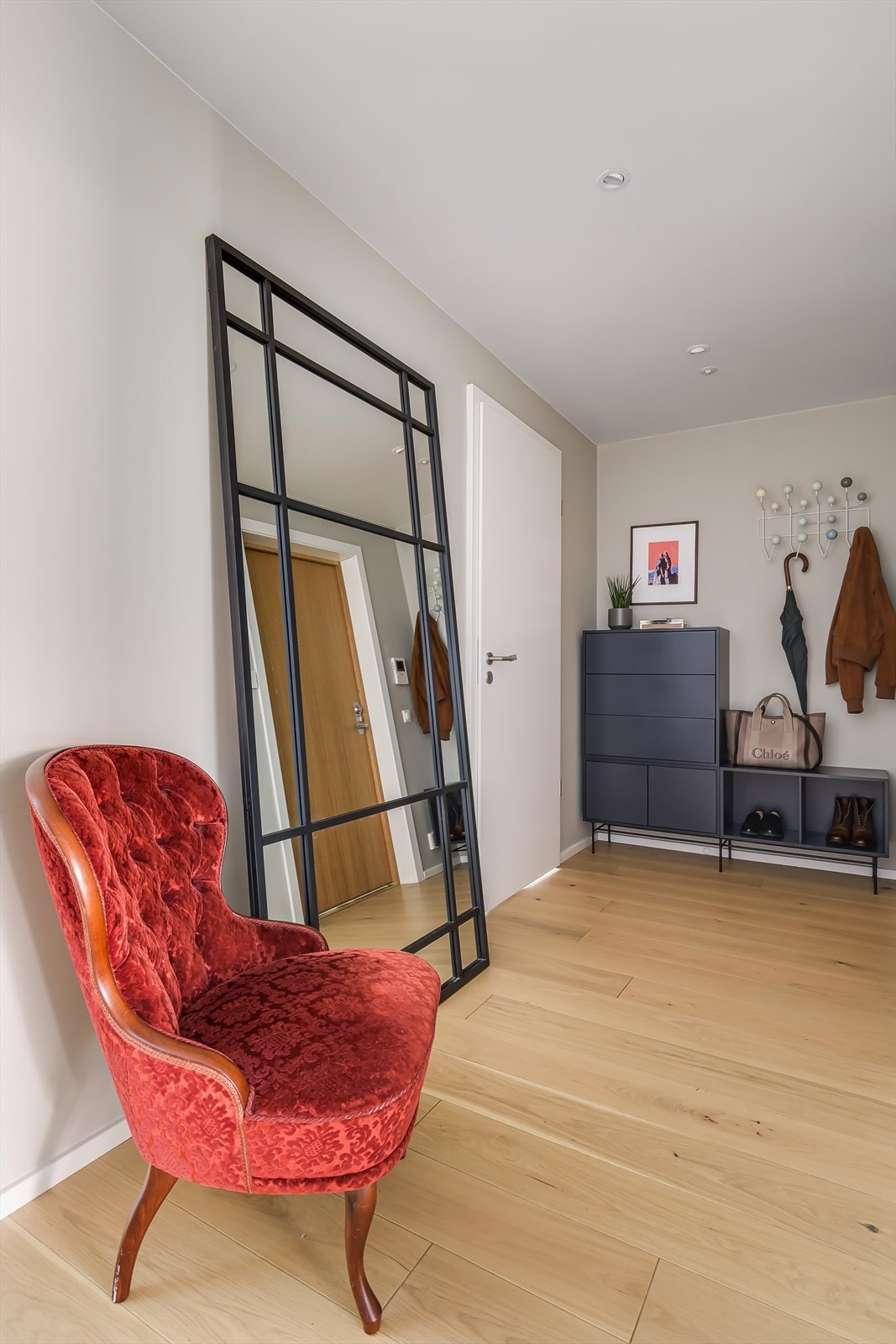 Lys og innbydende gang med plass til garderobeløsning. Galleribilde
