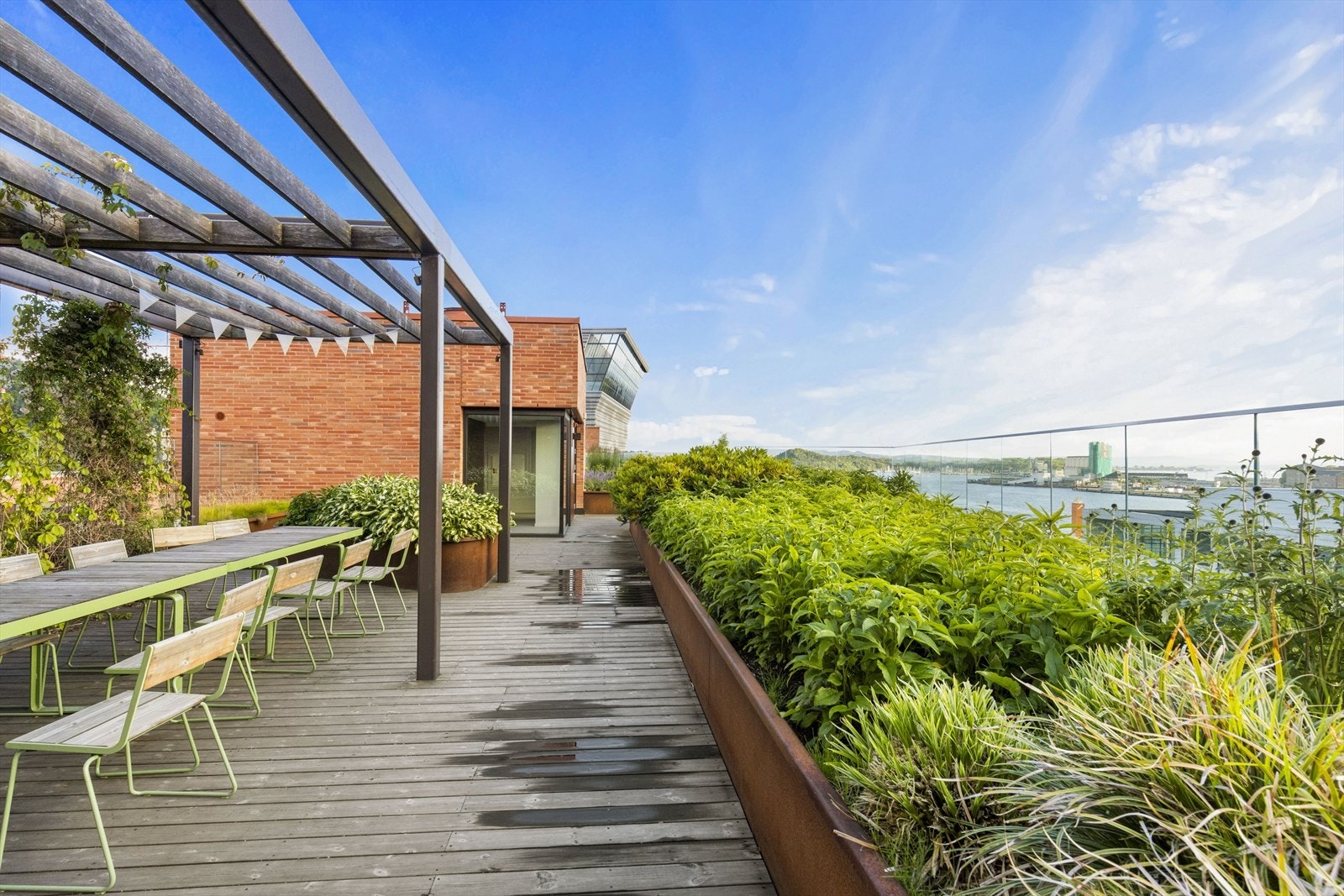 Nydelig felles takterrasse som byr på gode solforhold og hyggelige fellesareal til glede for beboerne Galleribilde