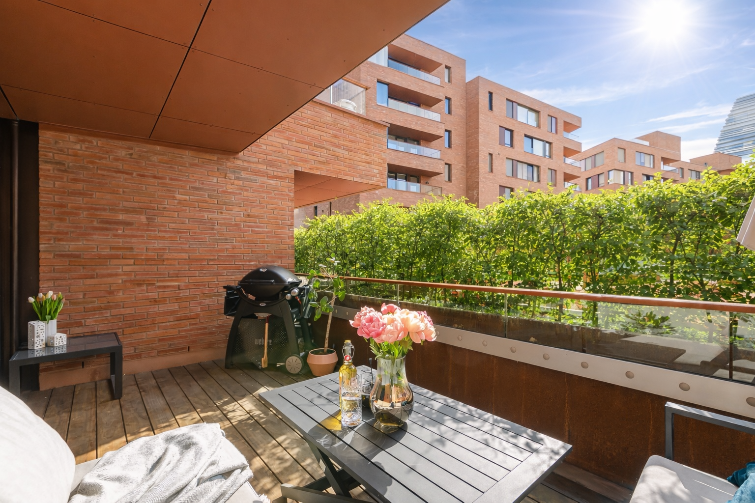 Herlig uteplass med sol fra ca. 11:30 - 15:00. Godt skjermet om sommeren. (AI-genererte blader) Galleribilde