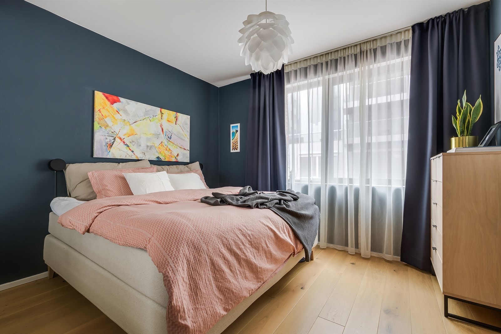 Smakfullt hovedsoverom med gode møbleringsmuligheter og plass til dobbeltseng, nattbord og garderobeløsning. Galleribilde