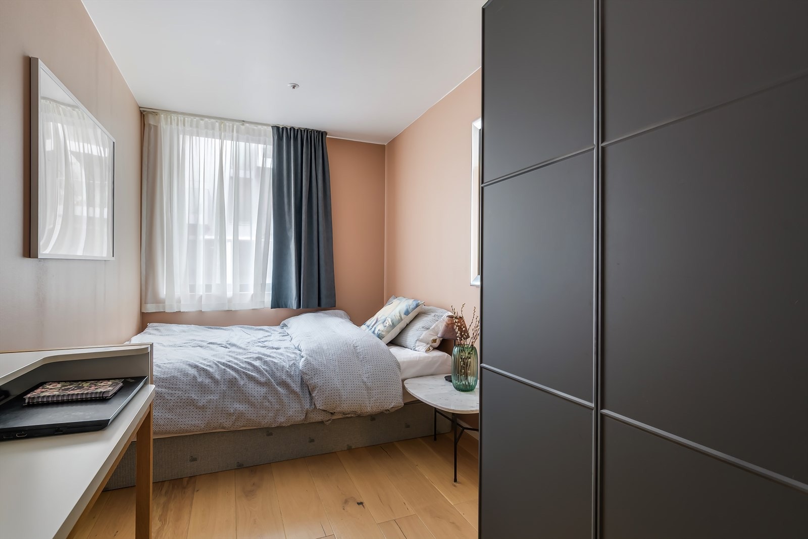Boligens andre soverom passer fint som gjesterom, barnerom eller kontor. Galleribilde