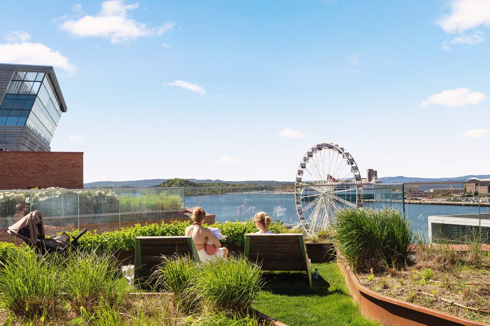 Fellestakterrassen er en av de fineste på Bjørvika. Med nydelig utsikt, fine soneinndelinger og gode solforhold. Galleribilde