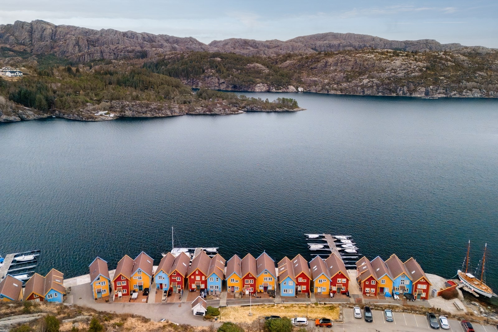 Sjøen rett utenfor døren gjør det enkelt å nyte sjølivet når det passer deg! Galleribilde
