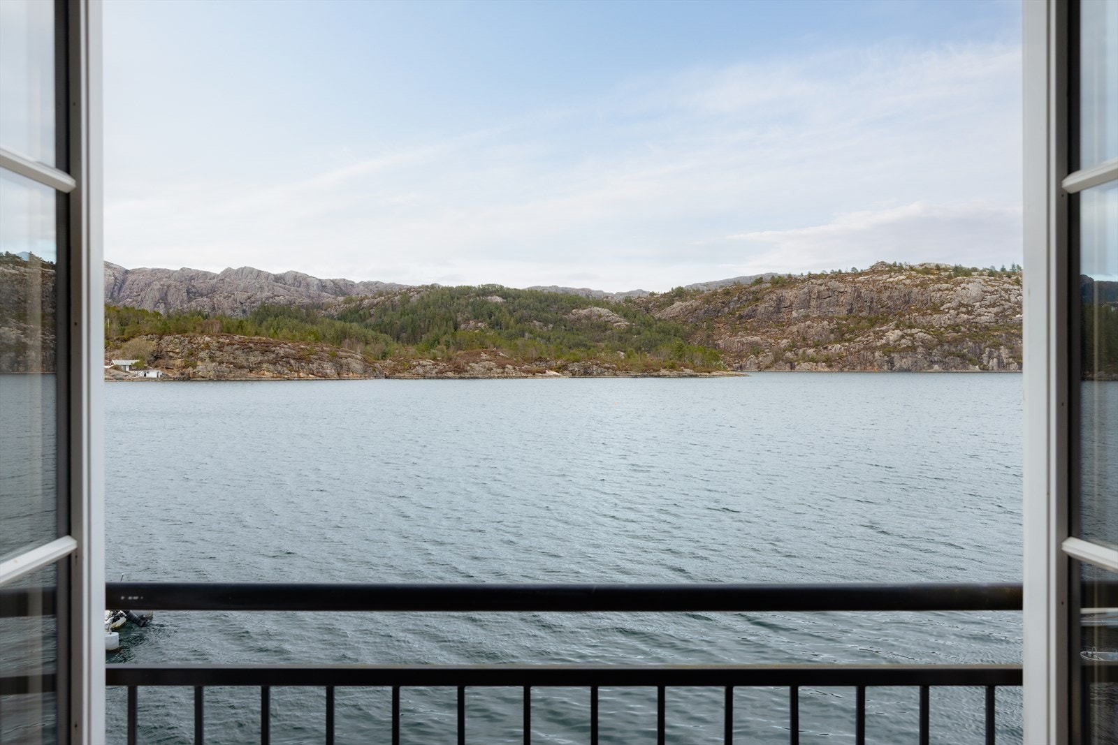 Nyt en fantastisk sjøutsikt rett utenfor - en rolig og naturskjønn ramme rundt hverdagen. Galleribilde
