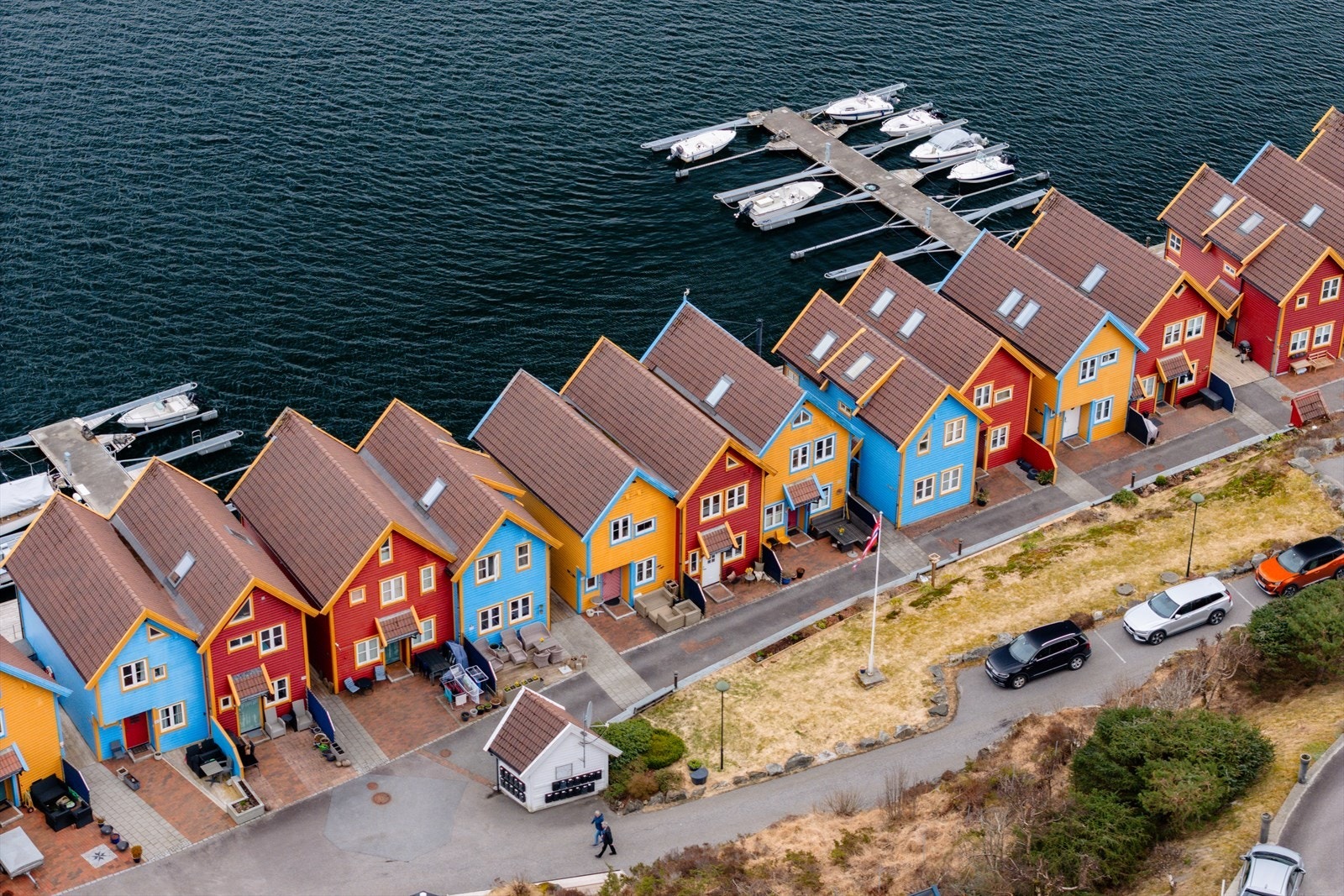 Her får du en unik beliggenhet helt i sjøkanten, med fargerike boliger som gir området et sjarmerende og levende uttrykk. Galleribilde
