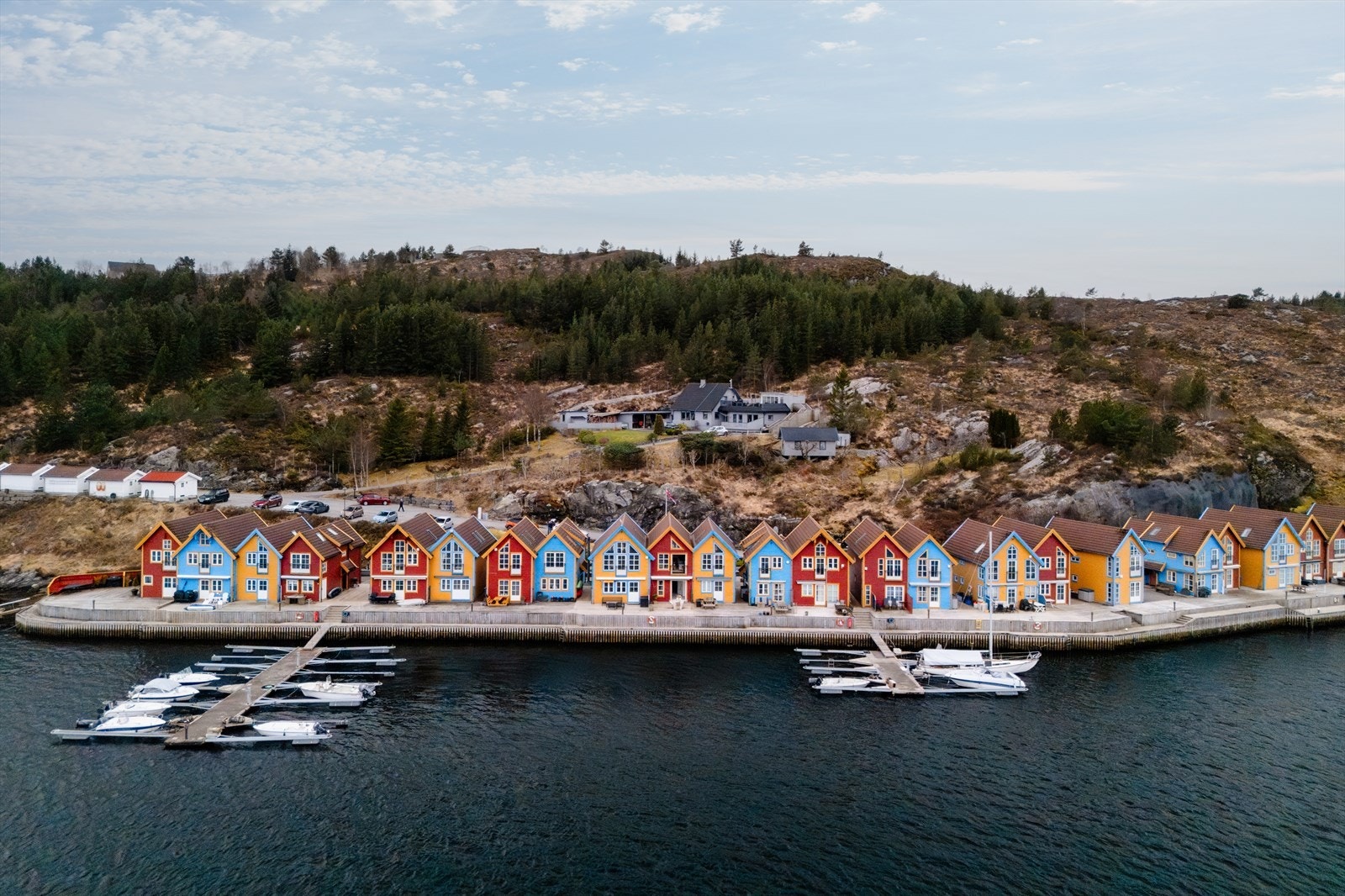 Her kan du bo tett på vannet og samtidig ha kort vei til alt du trenger av nødvendigheter! Galleribilde