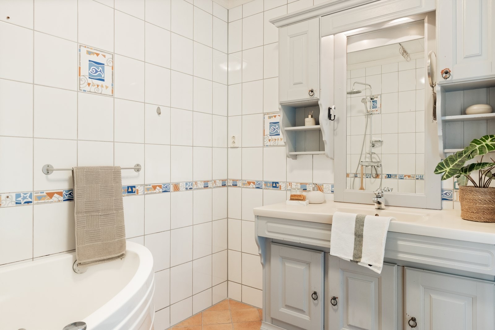 Badet er utstyrt med innredning med nedfelt servant, toalett og badekar. Galleribilde