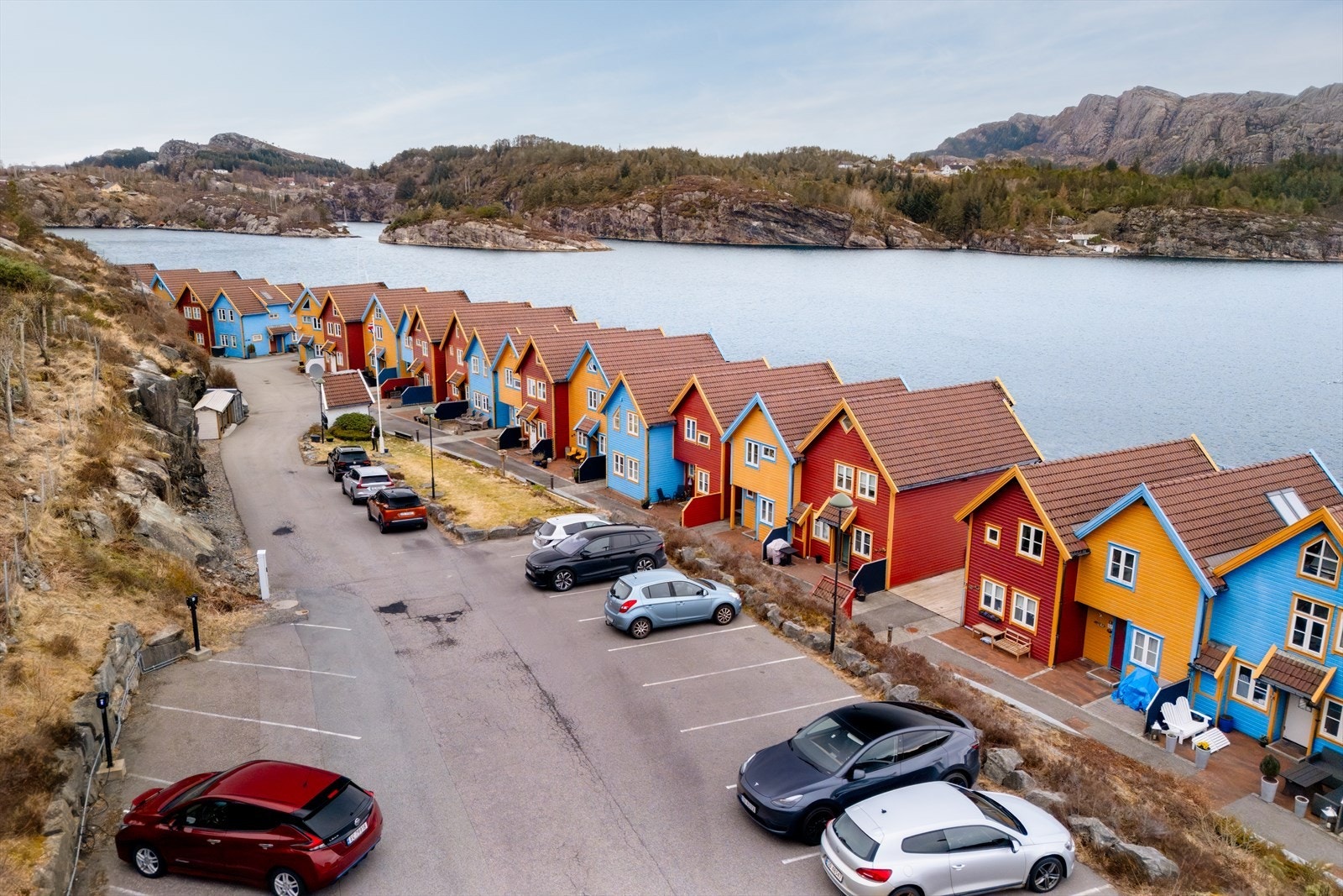 Praktisk parkering medfølger hytten, med egen bilplass inkludert. I tillegg er det gode gjesteparkeringsmuligheter, som gjør det enkelt og bekvemt å ta imot besøk. Galleribilde