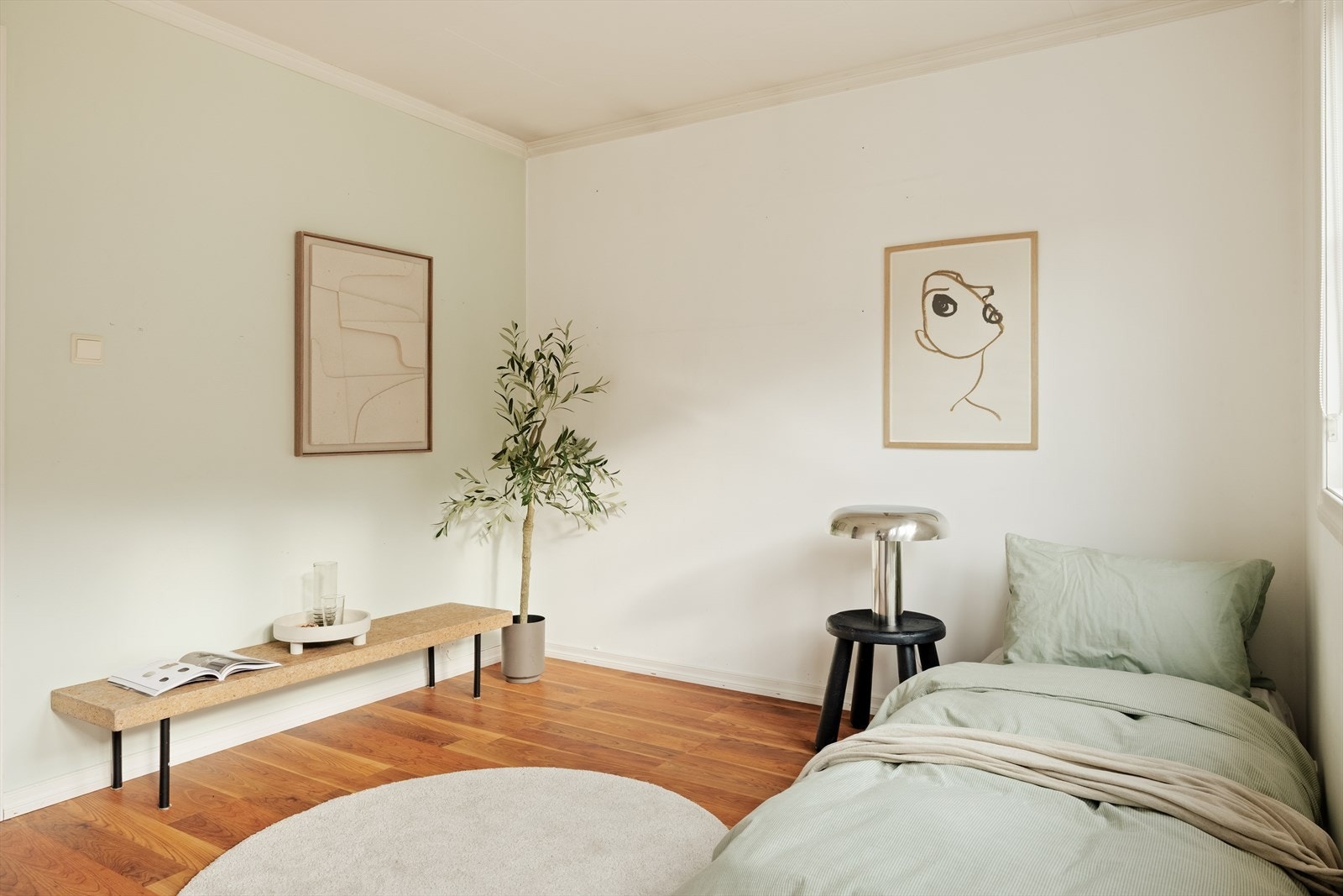 Her er det plass til både seng, garderobe og personlige løsninger - perfekt for familie, gjester eller hjemmekontor. Galleribilde