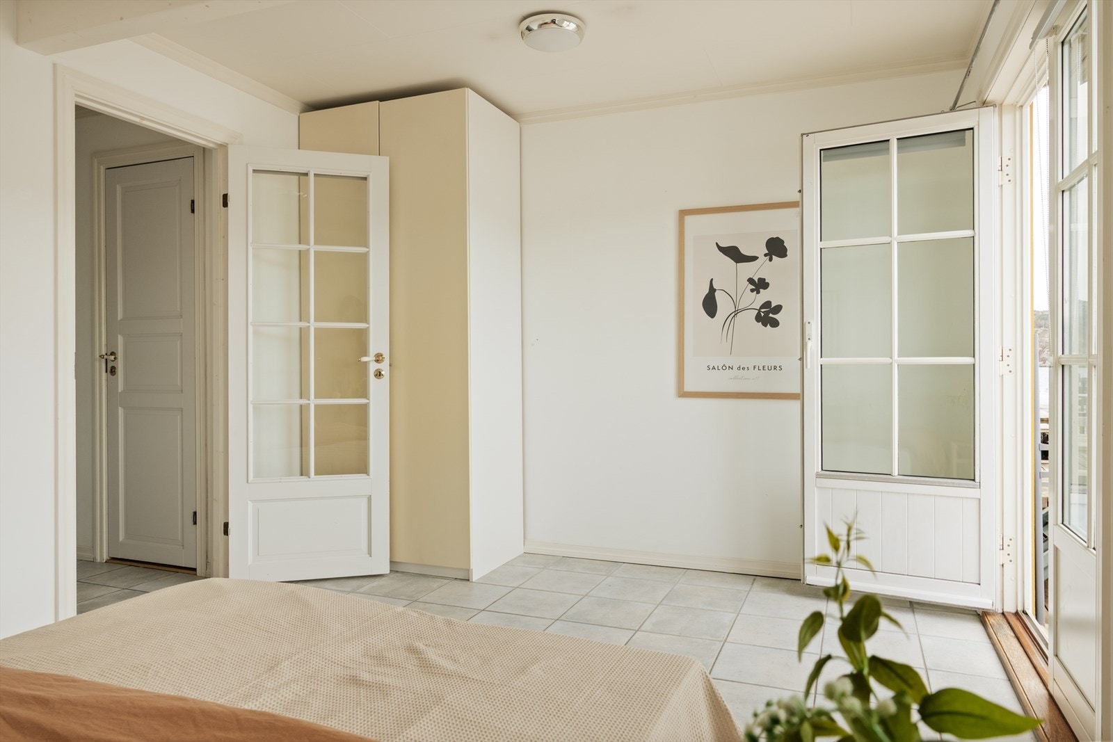 Fra hovedsoverommet har du direkte utgang til sjøkanten! Galleribilde