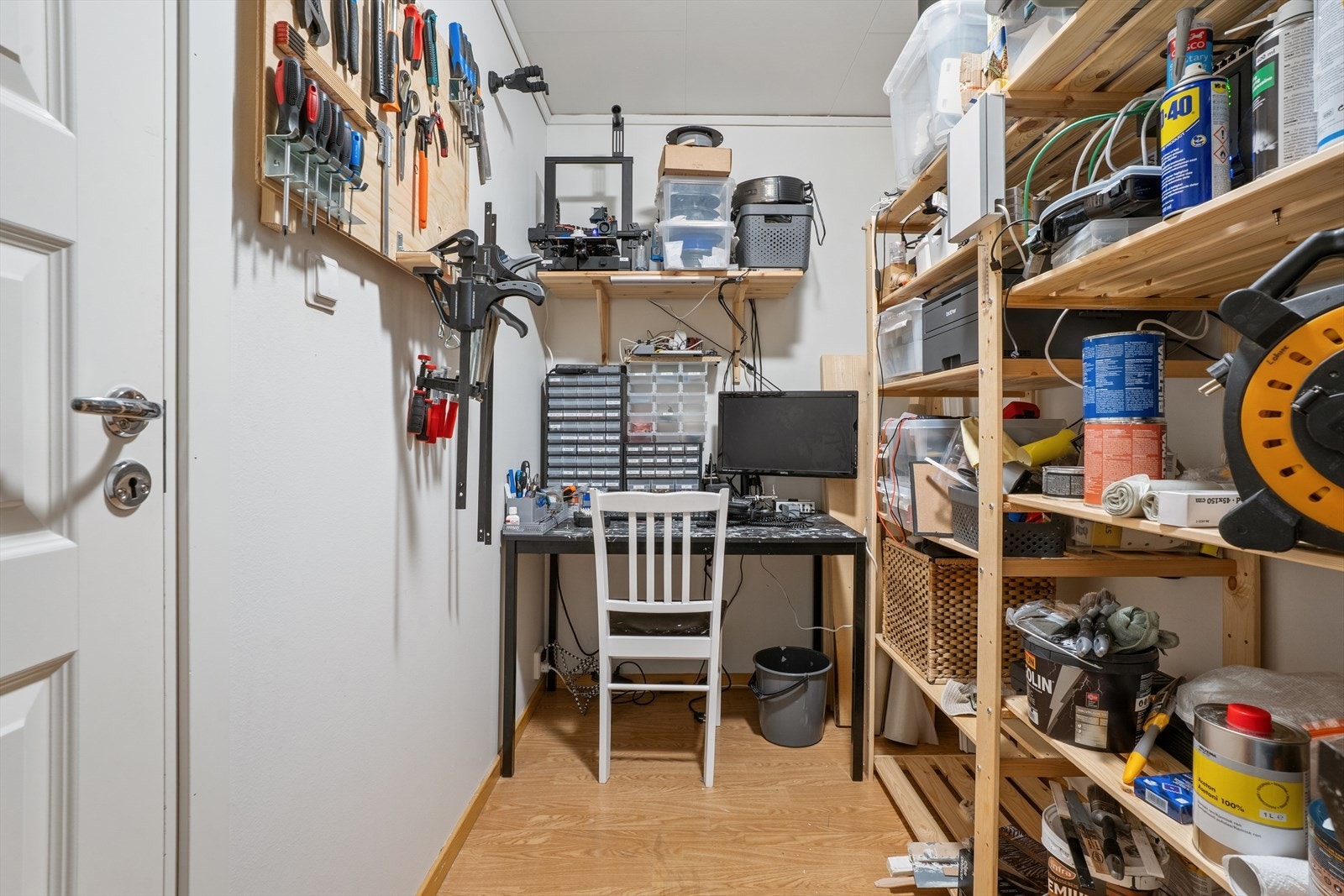 Boligen har meget god oppbevaringsplass i 2 interne boder og utebod på 5 kvm ved inngangspartiet. Det er også kaldtloft som tilbyr rikelig med oppbevaringsplass. Galleribilde