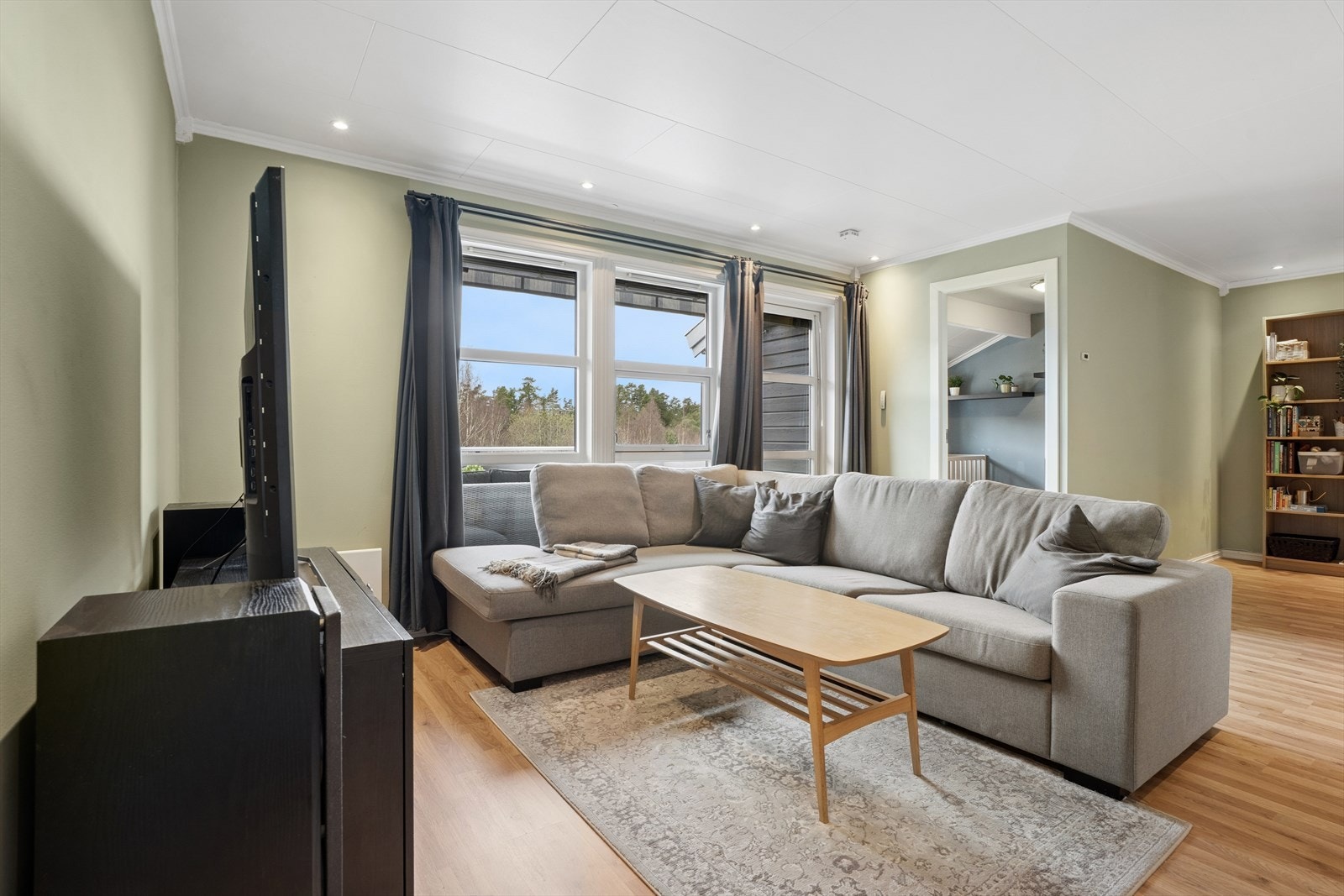 I rommet er det plass til både spisestuebord og salong, samt annet tilhørende møblement. Galleribilde