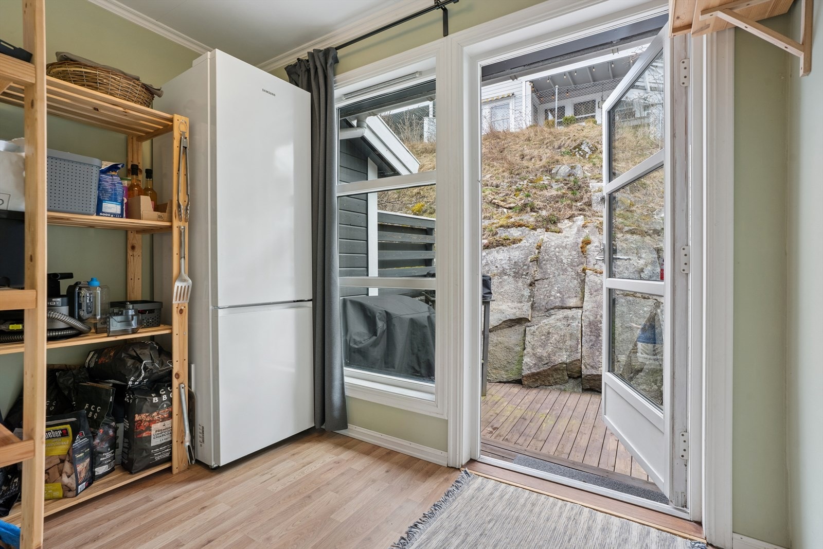 Ved kjøkkenet er det via en gang/bod er det utgang til enda en terrasse på ca. 14 kvm som er orientert mot øst. Galleribilde