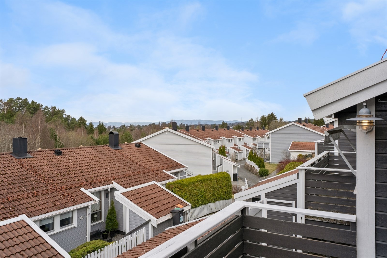 Fra stuen er det utgang til en vestvendt balkong på 10 m² med plass til sittegruppe hvor du har hyggelig utsyn over området og grønne omgivelser. Galleribilde