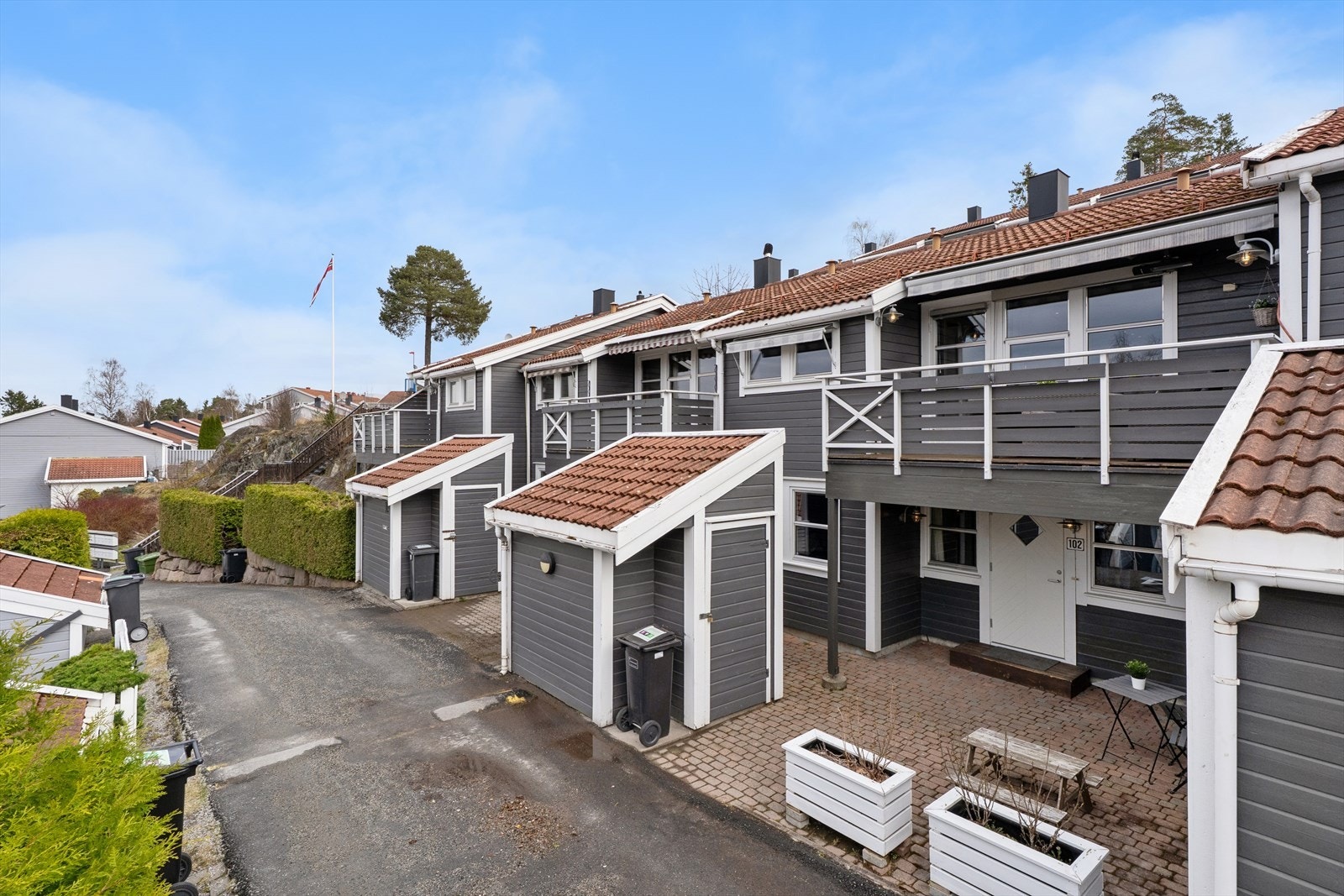 Velkommen til Mortensrudveien 102! Et stort rekkehus over to plan med arealeffektiv og familievennlig planløsning. Galleribilde