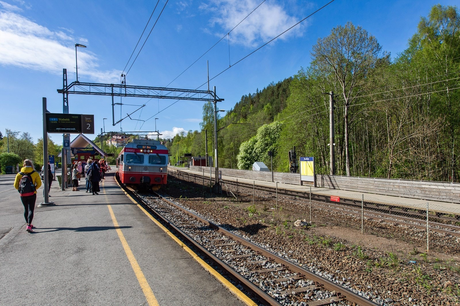 Hauketo tog- og buss stasjon som bringer deg raskt til Oslo sentrum og Ski. Galleribilde