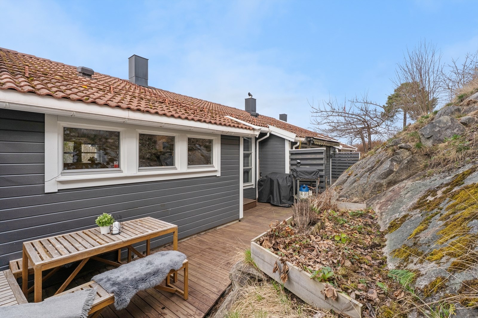 Her er det plass til sittegruppe hvor morgensolen og formiddagskaffen nytes. Galleribilde