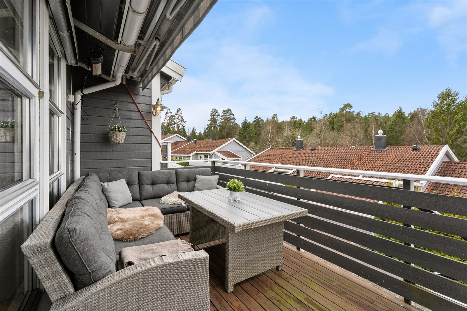 Boligen har flere uteplasser som kan benyttes etter solforholdene med vestvendt balkong, og hellelagt inngangsparti - alle med plass til hyggelige sittegrupper. Galleribilde