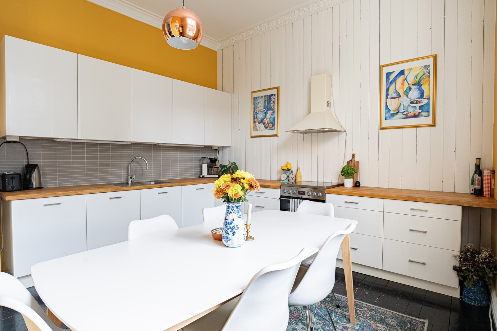 Fliser over benk og overskap med benkebelysning bidrar til en praktisk arbeidssone. Galleribilde
