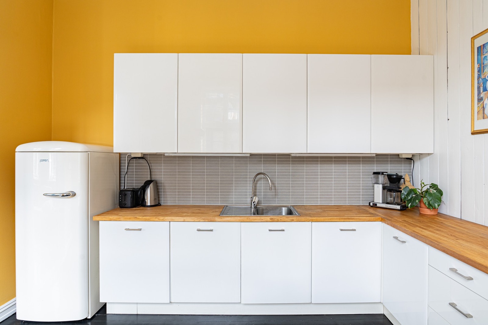 Integrert oppvaskmaskin fra Siemens, samt opplegg for frittstående kjøl/frys og komfyr. Galleribilde