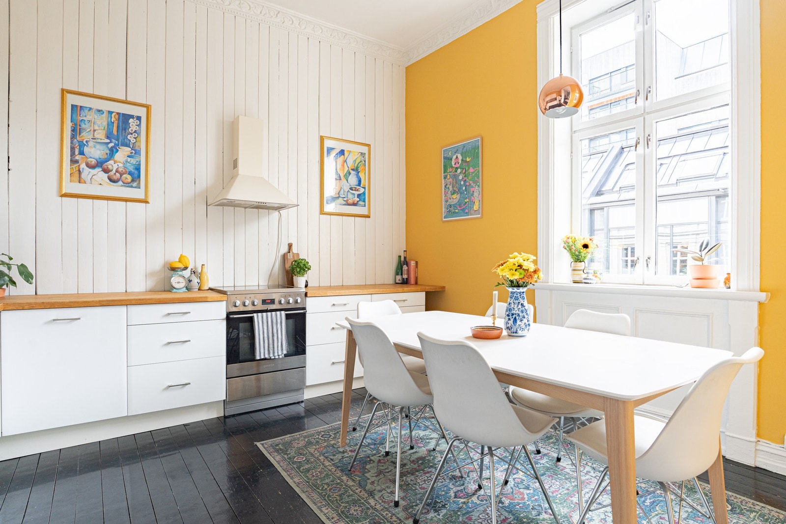Kjøkkenet fremstår moderne, stilrent og funksjonelt, og er en viktig del av leilighetens helhetlige uttrykk. Galleribilde