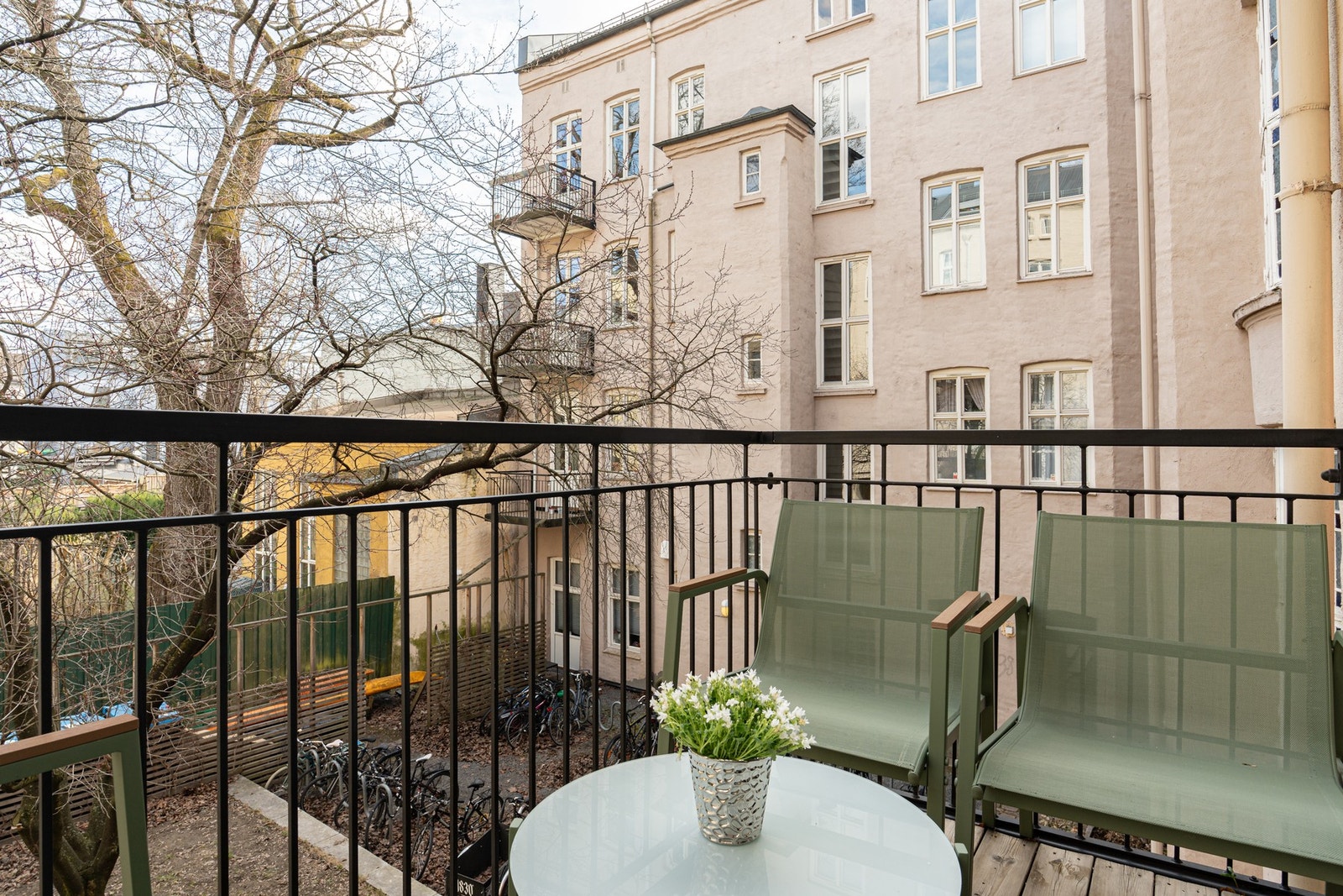 Fra soverommet har du utgang til balkongen som gir en god forlengelse av rommet på sommerstid. Galleribilde